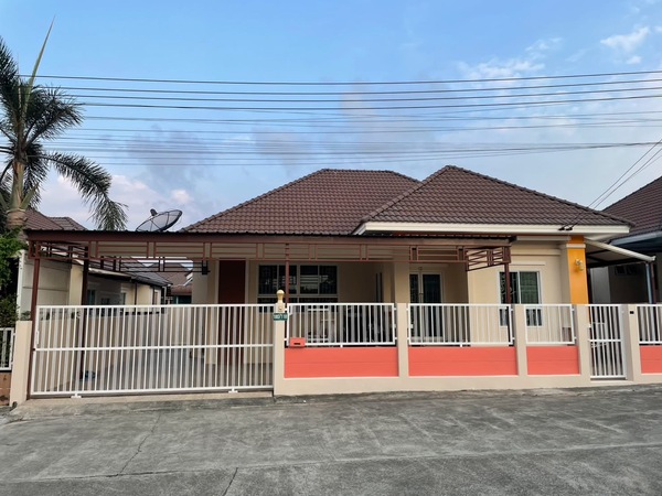  บ้านเดี่ยวใกล้ทะเล ราคาเบา วิวพระอาทิตย์ตกสุดโรแมนติก! โครงการหมู่บ้านชบา 2 | หาดพยูน ระยอง บ้านสวย ทำเลดี เดินทางสะดวก เข้า-ออกได้หลายเส้นทาง ใกล้ทะเลเพียงไม่กี่นาทีเหมาะทั้งอยู่อาศัยและลงทุน ปล่อยเช่าก็คุ้ม! รายละเอียดบ้าน• บ้านเดี่ยว 1 ชั้น• พื้นที่ 52.5 ตร.ว | ใช้สอย 130 ตร.ม• 3 ห้องนอน | 2 ห้องน้ำ• 1 ห้องครัว | 1 ห้องรับแขก• ที่จอดรถ 2 คัน ทำเลศักยภาพใกล้สนามบินอู่ต�