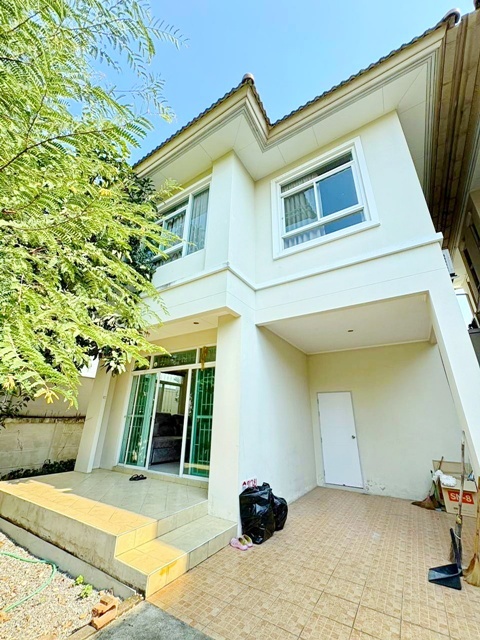 ซอยมิสทีนที่ถูกทีสุด MRT ราษฎร์พัฒนา 1.4 กม. MRT น้อมเกล้า 1.7 กม. สะพานสูง บ้านเดี่ยว 2 ชั้น ใกล้รร.เตรียมบัณฑิตน้อย 500 ม. 3 นอน 2 น้ำ 40 ตร.ว. 200 ตร.ม. 19,999 B-M. ทำเลราษฎร์พัฒนา เหมาะอยู่อาศัย มีที่จอดรถ ใกล้รพ.รามคำแหง 2 1 กม.ตลาด ระบบขนส่งสาธารณะ รถไฟฟ้า  เดินทางเข้าเมืองสะดวก  แยกราษฎร์พัฒนา เคหะร่มเกล้าThe cheapest Mistine Alley MRT Rat Phatthana 1.4 km. MRT Nom Klao 1.7 km. Saphansung Two story detached house near Triam Udom Suksa Noi School 500 m. 3 bed 2 bath 40 sq.wa. 200 sq.m. 19,999 B-M located in Rat Phatthana area id