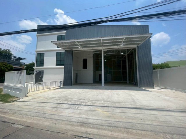 รหัสC7126 ให้เช่า ขายโฮมออฟฟิศพร้อมโกดัง มีห้องพัก 3ห้อง ย่านท่าอิฐ บางรักน้อย ถนนรัตนาธิเบศร์ ใกล้ราชพฤกษ์ **ให้เช่า/ขาย**ราคาเช่า 100,000 บาท/เดือน (ประกัน3 ล่วงหน้า1)ราคาขาย 14,990,000 (ค่าโอนฝ่ายละครึ่ง)สนใจติดต่อโทร : 095-823 9789 คิทLine id : candy.456Line Add Friend : https://line.me/ti/p/rHhjrvhm_zโทร : 091-782 8924 ต้นLine : seng.456Line Add Friend : https://line.me/ti/p/iHsUxP2IlTโฮมออฟฟิศพร้อมโกดัง ย่านท่าอิฐ บางรักน้อย ถนนรัตนาธิเบศร์ ใกล้ราชพฤกษ์ ที่ดิน 112 ตารางวา  