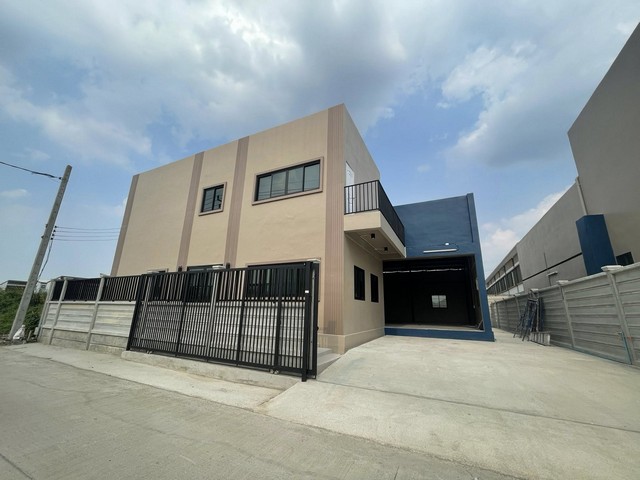 รหัสC7125 ให้เช่าโกดังพร้อมออฟฟิศ สร้างใหม่เพิ่งเสร็จ ถนนคลองถนน บางใหญ่ นนทบุรี**ให้เช่า**ราคาเช่า 55,000 บาท/เดือน สนใจติดต่อโทร : 095-823 9789 คิทLine id : candy.456Line Add Friend : https://line.me/ti/p/rHhjrvhm_zโทร : 091-782 8924 ต้นLine : seng.456Line Add Friend : https://line.me/ti/p/iHsUxP2IlTโกดังพร้อมออฟฟิศ สร้างใหม่เพิ่งเสร็จ ถนนคลองถนน บางใหญ่ นนทบุรีเนื้อที่ 100 ตารางวา พื้นที่โกดังและพื้นที่ใช้สอยรวม 380 ตารางเมตรมีห้องพักชั้นสอง 1 ห้อง ออฟฟิสชั้นล่าง 1 �