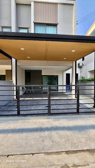 BH3990  ให้เช่าทาวน์โฮม PLENO สุขุมวิท บางนา 3 ใกล้ Mega บางนา ยูนิตหน้าสวน บ้านใหม่พร้อมอยู่ติดต่อ Agent คุณบัว (Bua)Tel: 093-646-4597 LINE ID: Bua093ราคาเช่า 55,000 บาทต่อเดือนโครงการ Pleno Sukhumvit Bangna 3ที่ตั้ง ตำบลบางแก้ว อำเภอบางพลี สมุทรปราการขนาดพื้นที่ที่ดิน 25.4 ตารางวาพื้นที่ใช้สอย 145 ตารางเมตรลักษณะบ้านทาวน์โฮม 2 ชั้น3 ห้องนอน 3 ห้องน้ำจอดรถ 2 คันบ้านใหม่ เฟอร์ครบ พร้อมเข้าอยู่ราคาเช่า 55,000 บาทต่อเดือนสัญญ�