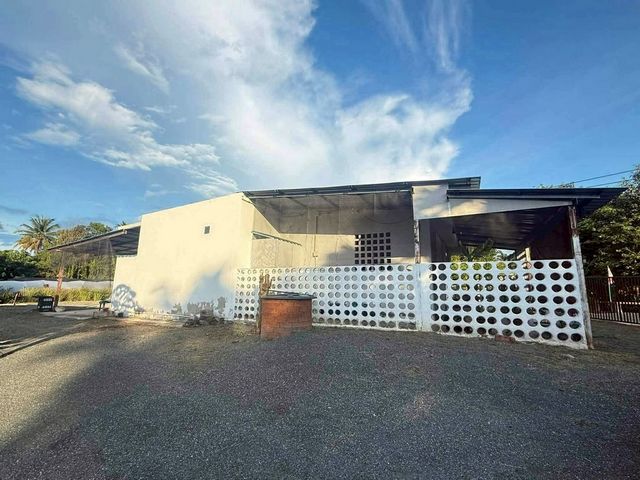 โซนสันทราย ขายด่วน เพียง 2.5 ล้าน 120 ตรว. บ้านเดี่ยวชั้นเดียว พื้นที่กว้าง #บ้านสภาพดี พร้อมเข้าอยู่ เข้าเมืองสะดวก #ห่างแยกศาลเด็กประมาณ 10 กม.รายละเอียดบ้าน▪️ ที่ดิน 120 ตร.วา▪️ พื้นที่ใช้สอย 144 ตร.ม.▪️ 1 ห้องนอน | 3 ห้องน้ำ▪️ 2 ห้องรับแขก | 1 ห้องเก็บของจุดเด่นพื้นที่กว้าง เหมาะปรับเพิ่มห้อง/ทำสวนบรรยากาศเงียบสงบ เป็นส่วนตัวอยู่ในชุมชน เดินทางสะดวกเพียง 2.5 ล้านบาท เท่าน