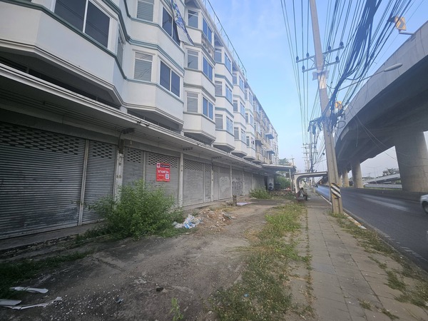 รหัสทรัพย์ : LFL 3092ใกล้ห้างเซ็นทรัลศาลายา เดินถึงติดถนนบรมราชนนี-สาย5-สาย4โอกาสลงทุนที่คุณไม่ควรพลาด! อาคารพาณิชย์ทำเลทอง ใกล้ห้าง เดินถึงได้จริงรหัสทรัพย์ : LFL 3092หากคุณกำลังมองหา “อสังหาฯ ที่สร้างกระแสเงินสดได้ทันที” หรือทำเลสำหรับต่อยอดธุรกิจในอนาคต อาคารพาณิชย์ชุดนี้คือคำตอบที่ใช่ทำเลศักยภาพสูงตั้งอยู่บนถนนบรมราชนนี (สาย 4 - สาย 5) ใกล้เซ็นทรัลศาลายาเพีย