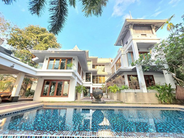 ขายและเช่าบ้านพร้อมที่ดินติดชายหาดวงค์อมาตย์ บ้านติดชายหาด สามารถเดินลงชายหาดได้เลย พัทยาเหนือ นาเกลือ ใกล้ปราสาทสัจธรรม วงห์อมาตย์พัทยาโทร. 095-196-4242 (คุณจุ๊)Line ID : jll689WhatsApp : wa.me/66951964242FB page : https://www.facebook.com/ChulaluckHomeliving/รายละเอียด- บ้านเดี่ยว 3 ชั้น ขนาดที่ดิน 364 ตรว. / พื้นที่ใช้สอย 426 ตรม.- 5 ห้องนอน มองเห็นวิวทะเล ( 3 ห้องนอนมองเห็นวิวทะเล) 7 ห้องน้ำ มีอ่างจากุชชี่- ห้องรับแขกขนาดใหญ่- ห้องคร�