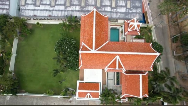 ขายวิลล่าพร้อมสระว่ายน้ำส่วนตัว ติดทะเลบางเสร่ เนื้อที่เยอะ เหมาะเป็นบ้านพักตากอากาศ บ้านพักรับรองแขก สายปาร์ตี้ห้ามพลาด เดินลงหาดได้เลยโทร. 095-196-4242 (คุณจุ๊)Line ID : jll689WhatsApp : wa.me/66951964242FB page : https://www.facebook.com/ChulaluckHomeliving/ที่ตั้ง หมู่บ้านทะเลสวรรค์ บางเสร่ รายละเอียด- ขนาดเนื้อที่ดิน 299 ตารางวา         ข้อมูลตัวบ้านชั้นใต้ดิน- 2 ห้องนอน 2 ห้องน้ำ- 1 ห้องครัว และมีห้องซักล้าง- ห้องประชุมขนาดใหญ�