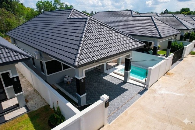 ขายบ้านเดี่ยวสร้างใหม่ พร้อมสระว่ายน้ำส่วนตัว บ้านมือ 1 นอกโครงการ ราคาถูก ใกล้ซอยลุงจิ๋ว ห้วยใหญ่ บางละมุง ชลบุรีโทร. 095-196-4242 (คุณจุ๊)Line ID : jll689WhatsApp : wa.me/66951964242FB page : https://www.facebook.com/ChulaluckHomeliving/รายละเอียด- พื้นที่ดิน 58.7 ตารางวา- 3 ห้องนอน 2 ห้องน้ำ- ห้องโถงขนาดใหญ่ โปร่ง โล่ง อยู่สบาย- ห้องครัวแยกเป็นสัดส่วน- สระว่ายน้ำส่วนตัว (ระบบคลอรีน) ขนาด 3×3 เมตร- ที่จอดรถในบ้าน 1–2 คัน- ประตูรั้วรีโมทอั�