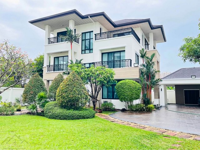 ให้เช่าบ้านเดี่ยว 3 ชั้น หลังใหญ่ 210 ตรว, 4 ห้องนอน ซอยรัชดา 32 พร้อมสวนขนาดใหญ่ ใกล้ศาลอาญา*** ราคาเช่า 110,000 บาท/เดือนติดต่อ::  ชยา โทร/ID Line:: 0942823961   Link Line:: https://line.me/ti/p/3xFA1An8Kcรหัส# T26-568 บ้านเดี่ยว 3 ชั้น หลังใหญ่ ซอยรัชดา 32 พร้อมสวนขนาดใหญ่ • บิ้วด์อินทั้งหลัง หน้าบ้านหันด้านทิศเหนือ• เนื้อที่ 210 ตรว.• พื้นที่ใช้สอย 450 ตรม.• 4 ห้องนอน 4 ห้องน้ำ• 3 ห้องอเนกประสงค์• 2 ห้องรับแขก• 1 ห้องทานข้าว• 1 ห้อ�