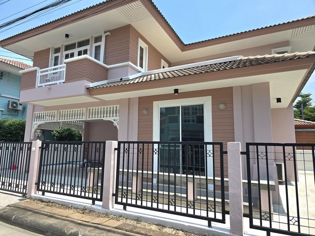 เช่าบ้านเดี่ยว2ชั้น รีโนเวทใหม่ คูคต_คลอง3•57ตรว. •3ห้องนอน •3ห้องน้ำ •1ห้องรับแขก 1ห้องครัว •จะติดแอร์ใหม่ให้3เครื่อง•เฟอร์นิเจอร์ สถานที่ใกล้เคียง: บิ๊กซี คลอง 3 (Big C), ร้านค้าและร้านอาหารมากมายบนถนนเลียบคลองสามการเดินทาง: สะดวกในการเชื่อมต่อ ถนนรังสิต-นครนายก และถนนคลองหลวงสังคมและสภาพแวดล้อม: เป็นโซนที่เงียบสงบ ร่มรื่น และมีความเป็นส่วนตัวสูงจุดสังเกต: มี�