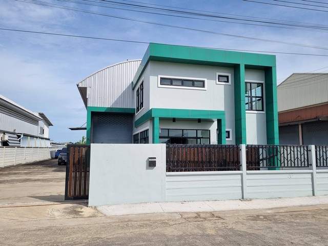 ให้เช่าโรงงาน โกดัง  โครงการEverland อริยะแฟคตอรี่นราภิรมย์ บางเลน นครปฐมรหัส TTR 2850ขนาดที่ดิน334 ตรว.พื้นที่ใช้สอยแบบในอาคาร =488 ตารางเมตรแบ่งเป็นพื้นที่โรงงาน =360ตรมสำนักงาน = 128 ตรมไฟฟ้า3เฟสรถใหญ่เข้า-ออกได้สะดวก (โครงการไม่มีค่าส่วนกลาง)(น้ำ-ไฟจ่ายโดยตรงกับไฟฟ้าประปา)พื้นที่โดยรอบเป็นโกดัง โรงงานสถานที่ใกล้เคียงมหาลัยมหิดล ศาลายา 20นาทีสถานีขนส่งพุทธมณฑล (เส้นบรม