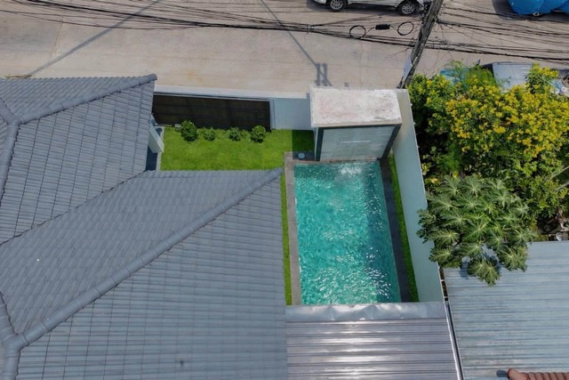 ขายพูลวิลล่ารีโนเวทใหม่  พร้อมเฟอร์นิเจอร์  หมู่บ้านพัทยารุ่งเรือง ซอยเนินพลับหวาน 50 / 33 ซอย บางละมุง ชลบุรีรหัส TTR 2849 รายละเอียดบ้าน ✅ ที่ดิน 49.8 ตรว. | พื้นที่ใช้สอย ตรม.✅ 3ห้องนอน ✅ 2ห้องน้ำ✅ ที่จอดรถในบ้าน 1 คัน✅ สระว่ายน้ำส่วนตัว (3x5) ของแถมสุดคุ้ม✅ ชุดห้องนอน Index 2ห้อง(Build-in ตู้เสื้อผ้า) 1 ห้อง ✅ ชุดโซฟาบุญถาวรห้อง รับแขก + ชั้นวาง TV✅ โต๊ะอาหาร บุญถาวร+ ผ้าม่านทั้งหลัง✅ แอร์