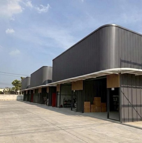 เช่าโกดัง พร้อม ออฟฟิศ ทำเลเอกมัย – เลียบด่วนรามอินทรารหัส TTR 2847 รายละเอียด• ขนาด 152 ตร.ม. • โกดัง 2 ชั้น ชั้นล่างโล่ง มีห้องน้ำ •  ชั้นบน ทำออฟฟิศ ติดแอร์ได้ • หน้ากว้าง 6 ม. ลึก 20 ม.• รถใหญ่ / เทรลเลอร์เข้าได้• ที่จอดรถสะดวก• ทำเลดี เดินทางง่าย• สัญญา 3 ปี (ต่ออายุได้)• ไม่มีค่าส่วนกลางพื้นที่เดียวครบ จบทั้งโกดัง + ออฟฟิศ ตอบโจทย์ทุกธุรกิจ  เหมาะสำหรับ• ธุรกิจออนไลน์ / ไลฟ