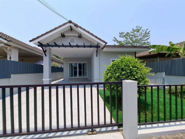 บ้านเช่า 3 ห้องนอน ใกล้ตลาดหางดง เชียงใหม่ให้เช่าบ้านในโครงการ พร้อมส่วนกลางสระว่ายน้ำและฟิตเนส ทำเลดีใกล้ตลาดหางดง เดินทางสะดวก ใกล้โรงเรียนนานาชาติ เหมาะสำหรับครอบครัวที่ต้องการบ้านพักอาศัยในโซนหางดงค่าเช่า 18,000 บาท/เดือนรายละเอียดบ้านบ้านเช่า 3 ห้องนอน2 ห้องน้ำเนื้อที่ 50 ตร.วาอยู่ในโครงการ มีสระว่ายน้ำและฟิตเนสบรรยากาศน่าอยู่ เหมาะสำหรับครอบครัวส