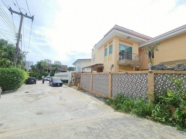 TEL : 092-288 9359 คุณดนิตาLine : https://line.me/ti/p/yxo92dHWP1รายละเอียด : พลูวิลล่า 2 ชั้นครึ่ง ดาดฟ้ามองเห็นวิวเมืองพัทยาขนาดพื้นที่ดิน 67 ตร.ว.พื้นที่ใช้สอยตัวบ้าน 288 ตร.ม.5 ห้องนอน 5 ห้องน้ำ สระว่ายน้ำส่วนตัวพร้อมน้ำตกสวยงามเป็นธรรมชาติห้องโถงขนาดใหญ่ครัวยุโรป จอดรถในรั้วบ้านได้  1  คัน หน้าบ้านอีก 2 คันไม่มีค่าส่วนกลางพิกัด : แยกมัชฉานุ ทัพยา จอมเทียนพาเลสราคาขาย 15 ล้านบาท ค่าใช้จ่ายภาษีทุ