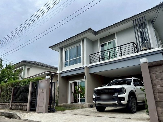 ขายเพียง 4.2 ล้าน 68 ตรว. #เดอะแพลนท์ #พฤกษา #สันกำแพง บ้าน 2 ชั้น พร้อมธุรกิจ! อยู่ก็ได้ เปิดร้านก็ปัง ครบจบในหลังเดียวที่ดินขนาด 68 ตร.วา3 ห้องนอน2 ห้องน้ำจอดรถ 2 คันจุดเด่นพิเศษต่อเติมด้านข้างเป็น ออฟฟิศ/ร้านสไตล์มินิมอล พร้อมใช้งานเหมาะเปิดร้าน คาเฟ่ คลินิก สำนักงาน หรือธุรกิจส่วนตัวหน้าบ้านติดสวนสาธารณะ บรรยากาศร่มรื่น น่าอยู่แอร์ 3 ตัว (ห้องนอน + ห้องรับแขก)ต่อเ