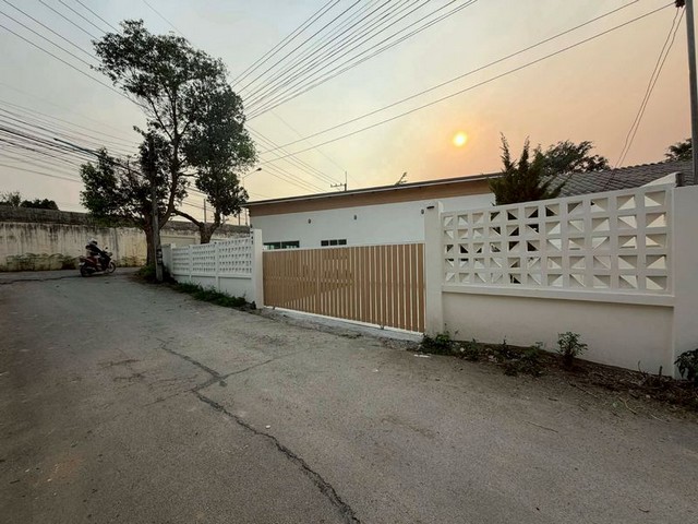 #ขายต่ำกว่าราคาประเมิน เพียง 2.69 ล้าน 79.1 ตรว. #โซนสันทราย บ้านชั้นเดียว #รีโนเวทใหม่ #แปลงมุม #ใกล้รพ.สันทราย ราคาคุ้มเกินประเมิน!รายละเอียดบ้านที่ดิน 79.1 ตร.ว. (แปลงมุม)2 ห้องนอน 2 ห้องน้ำสามารถกั้นเพิ่มเป็น 3 ห้องนอนได้จุดเด่นบ้านแปลงมุม พื้นที่เยอะ โปร่ง โล่ง น่าอยู่รีโนเวทใหม่ พร้อมเข้าอยู่ทันทีราคาต่ำกว่าประเมิน คุ้มค่าน่าลงทุนทำเลดี ใกล้โรงพยาบาล เดินทางสะด�