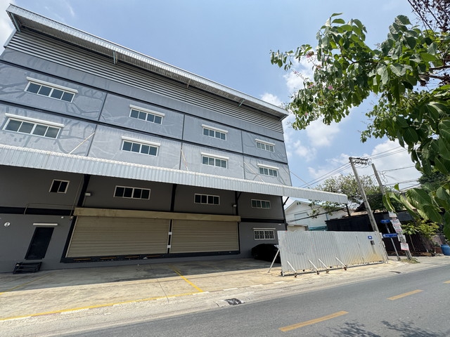 ให้เช่าอาคารโกดังโพธิ์แก้ว 4ชั้น + ดาดฟ้ามีหลังคา 2,500 sq.m.มีลิฟท์ ให้ จอดรถได้ประมาณ 8-10 คัน  ว่างพร้อมเข้าอยู่ **สัญญา 1 ปี ค่าเช่า 200,000 บาท /เดือนสัญญา 3 ปี ค่าเช่า 180,000 บาท /เดือนแรกเข้าประกัน 2 เดือน +ล่วงหน้า 1 เดือนlocation: เลียบด่วนเอกมัย-รามอินทรา ,โยธินพัฒนา ,ลาดพร้าว101 ,โพธิ์แก้วสนใจสอบถามข้อมูล และนัดดูK112โทร : 099 0964478 line ID: @Goodassets (มี@)We Chat : AchiwaraspE-mail : Bluealphahome@gmail.com…..หมายเหตุ *เผื่อความรวดเร็ว รบ�