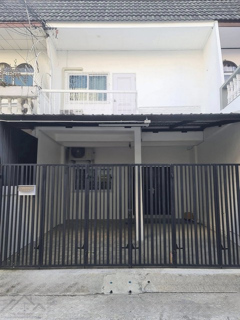 ให้เช่าทาวน์เฮาส์ 2 ชั้น + ดาดฟ้า 140 ตรม. สุขุมวิท 81 ใกล้ BTS อ่อนนุช 400 เมตร *** ราคาเช่า 45,000 บาท/เดือน ติดต่อ:: ชยา โทร/ID Line:: 0942823961   Link Line:: https://line.me/ti/p/3xFA1An8Kcรหัส# T26-608ทาวน์เฮาส์ 2 ชั้น + ดาดฟ้า  สุขุมวิท 81 ใกล้ BTS อ่อนนุช 400 เมตร • เนื้อที่ 23 ตารางวา • พื้นที่ใช้สอย 140 ตารางเมตร• 2 ห้องนอน 2 ห้องน้ำ • 1 ห้องอเนกประสงค์ 1 ห้องครัว • 1 ที่จอดรถ  • เครื่องปรับอากาศ 4 เครื่อง• เตียงนอน ตู้เสื้อผ้า โต๊ะเครื่องแป�