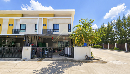 BHL1243ทาวน์โฮม 2 ชั้น เดอะ โมดิช ราชพฤกษ์ - กาญจนาภิเษก (หลังมุม)ที่ตั้ง : ถ.กาญจนาภิเษก ต.คลองพระอุดม อ.ลาดหลุมแก้ว ปทุมธานี 12140รายละเอียด- เนื้อที่ 28.7 ตร.ว. พื้นที่ใช้สอย 140 ตร.ม.- 4 ห้องนอน 2 ห้องน้ำ - 1 ห้องนั่งเล่น 1 ห้องรับแขก- 1 ห้องครัว- จอดรถได้ 2 คัน- แอร์ 4 เครื่อง สิ่งอำนวยความสะดวก : - เจ้าหน้าที่รักษาความปลอดภัย CCTV 24 ชม.- สวนสาธารณะ - สนามเด็กเล่น  - สระว่ายน้ำ  - ฟิตเนสสถานที่ใกล�