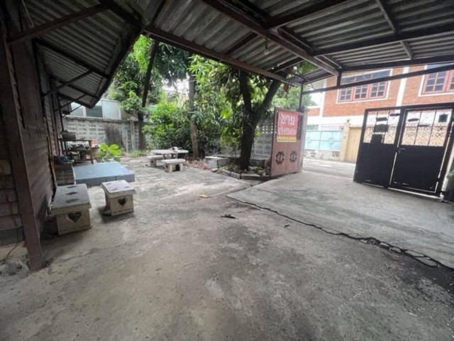 ปัจจุบัน  รื้อบ้านไม้ออกแล้วนะคะ ขายที่ดิน 99 ตรว. หน้ากว้างที่ดิน 21 เมตร ลึก 21 เมตร (แปลงมุม)สะดวกแม้ไม่ต้องใช้รถ เดินสบายใกล้ถนนใหญ่เพียง 2 นาที ใกล้ รถไฟฟ้าสายสีม่วง MRT แยกติวานนท์  ใกล้ บิ๊กซี ติวานนท์  , เซเว่น หน้าปากซอย ร้านค้า ร้านอาหาร , ไปรษณีย์ , ตลาด ฯ ..เข้า - ออก 2 ทาง 1. เข้าซอย ( วัดลานนาบุญ ) จาก ถ.ประชาราษฎร์ เข้าซอยประชาราษฎร์ 1 แยก 1   ประมาณ 300 ม. 2. จาก ถ.นครอินทร์ เ�