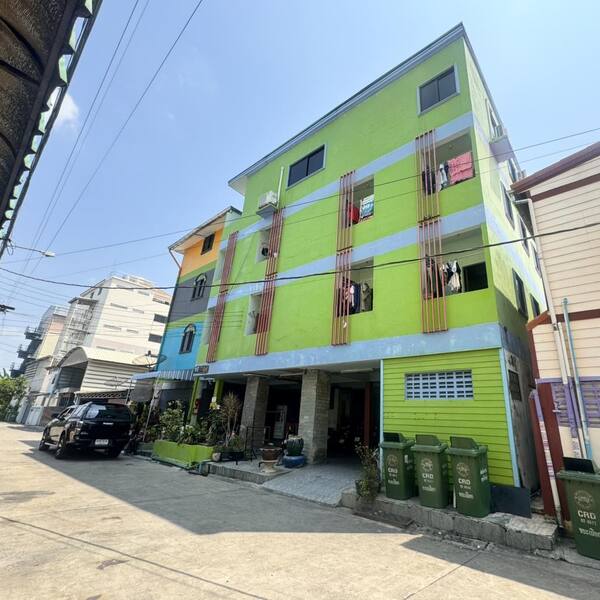 Yield 10%ขายหอพัก ผู้เช่าเต็มพร้อมรับรายได้ทันที เหมาะสำหรับนักลงทุนโซนเลียบคลองประปา ใกล้มหาวิทยาลัยธุรกิจบัณฑิตย์ใกล้ The Mall งามวงศ์วาน และ Central แจ้งวัฒนะราคา 13 ล้านบาทขนาดที่ดิน 75.2 ตารางวาห้องพักขนาดประมาณ 4 x 4 เมตรมีห้องน้ำในตัว และระเบียงชั้นล่างเป็นออฟฟิศ สามารถปล่อยเช่าต่อได้มีที่จอดรถมอเตอร์ไซค์ผู้เช่าเต็มทุกห้อง จำนวน 44 ห้องค่าเช่าห้องละ 2,000 บาทกำไรจาก�