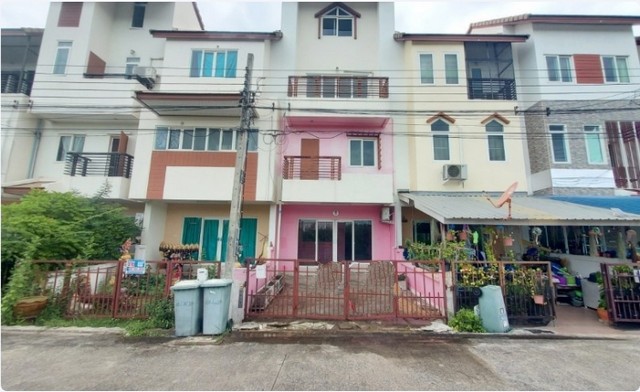  Code ID : PCI-06692  ราคา   2,550,000    บาท (ราคาต่อรองได้)   -  เนื้อที่  20 ตรว.   - 4 ห้องนอน 2 ห้องน้ำ   - 1 ที่จอดรถ   บ้านหันไปทางทิศ ตะวันออกเฉียงใต้   พิกัดทรัพย์ : https://maps.app.goo.gl/JxSY7YkrVcLXm56E7  สอบถามเพิ่มเติม / นัดชม โทร. 097-419-5982(พลอย) โทร. 096-932-4624(ออมสิน) Line : @panaya (มี@ด้านหน้า)  ปรึกษาสินเชื่อฟรี One Stop Service ดูแลตั้งแต่ต้นจนจบบริษัท ปณยาคิดดี จำกัด 