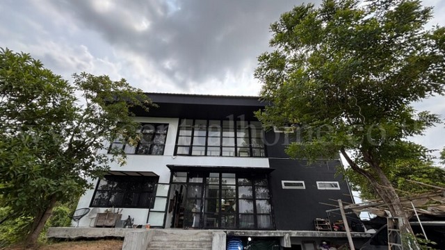 รหัสทรัพย์&nbsp; 7234บ้านเดี่ยว ขนาด 234 ตารางวา นครชัยศรี ราคาถูกที่ตั้ง :&nbsp;ตำบลลานตากฟ้า&nbsp;อำเภอนครชัยศรี จังหวัดนครปฐม 73120รายละเอียดทรัพย์- บ้านเดี่ยว 2 ชั้น เนื้อที่ 234&nbsp;ตารางวา พื้นที่ใช้สอย 150&nbsp;ตารางเมตร- 3&nbsp;ห้องนอน, 2&nbsp;ห้องน้ำ, 1&nbsp;ห้องรับแขก, 1 ห้องครัว, 4&nbsp;ที่จอดรถ- บ้านที่ดินใหญ่เหมาะสำหรับพักผ่อน- หน้าบ้านหันทางทิศตะวันตกทำเล และสถานที่ใกล้เคียง- เซ็นทรัล ศาลายา, �