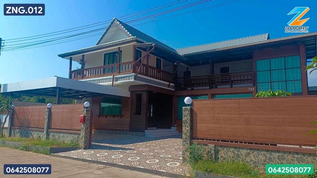 ZNG012บ้านเดี่ยว 2 ชั้น โครงสร้างกึ่งไม้สักกึ่งปูนที่ผสานความคลาสสิกและความทนทานไว้ด้วยกันอย่างลงตัว บนเนื้อที่ 100 ตารางวา พร้อมพื้นที่ใช้สอยกว้างขวางถึง 300 ตารางเมตร สภาพบ้านใหม่มากเนื่องจากเจ้าของดูแลรักษาอย่างดีและมีบ้านอีกหลัง ภายในจัดสรรพื้นที่อย่างเป็นสัดส่วนด้วย 4 ห้องนอน 6 ห้องน้ำ พร้อมโซนจัดเลี้ยงที่ตอบโจทย์ไลฟ์สไตล์การต้อนรับแขกหรือจัดงานสั