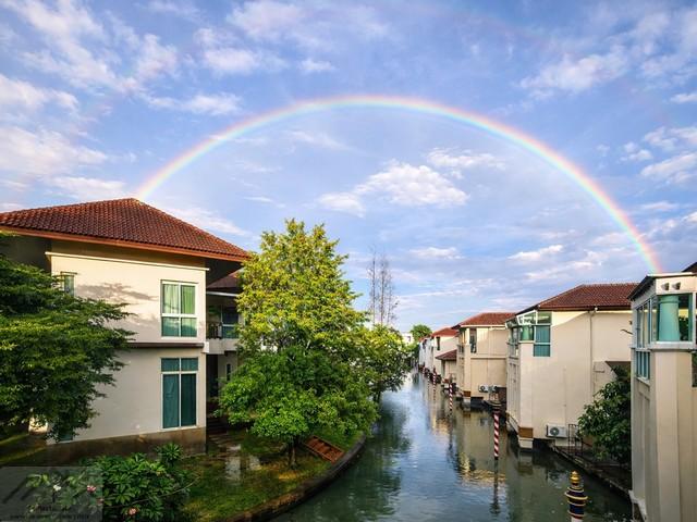 ให้เช่าบ้านเดี่ยว หมู่บ้านแกรนด์ คาแนล ดอนเมือง Grand Canal Donmuangบ้านหลังใหญ่ มุมสวยที่สุด อยู่บนทะเลสาบ ใกล้สนามบินดอนเมือง ถนนเชิดวุฒากาศ แขวงสีกัน เขตดอนเมือง*** ราคาเช่า 85,000 บาท/เดือนติดต่อ คุณช่อผกา โทร 0616198565 LINE 0616198565สำรอง LINE 0812523279 ส่งลิ้งก์ไว้ได้เลยรหัส# T26-572บ้านเดี่ยวหรู 2 ชั้น สไตล์อิตาลี หมู่บ้านแกรนด์ คาแนล ดอนเมือง• บ้านหลังใหญ่ มุมสวยที่สุด อยู่บนทะเลสาบ ใกล้สนามบ