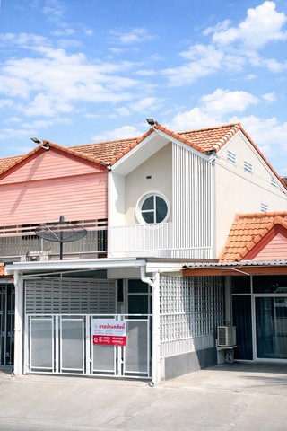 ขาย ทาวน์โฮม  2ชั้นรีโนเวทใหม่  ติดถนนเทศบาล5ชั้นล่าง มีห้องทำธุรกิจ  ห้องอเนกประสงค์ ห้องครัว แยกโซนให้เรียบร้อยชั้น2 มี 3 ห้องนอน 2 ห้องน้ำ  ห่างโรงพยาบาลสระบุรี 2 กม.ห่าง โรงเรียน สระบุรีวิทยาคม 3 กม.ห่าง โรบินสัน 4 กม. ห่าง ตลาดนัดผึ้งรวง 800 เมตร ทำเลดีมากติดถนนเมน เป็นได้ทั้งบ้าน ทั้งที่ทำธุรกิจตรงข้ามกับ กิจวานิชคอนกรีต  สระบุรีวณิชชากร  , สนามกีฬาจังหวัดสระบุ�