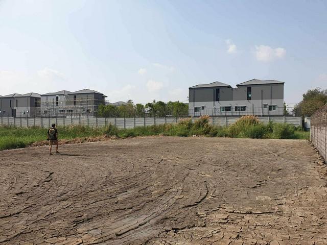 ขายที่ดิน 148.7 ตร.ว. ซอยโพธิ์แก้ว 3 ออกลาดพร้าว 101 ได้ เขตบางกะปิ เหมาะสร้างบ้าน ทำโกดัง หรือทำโฮมออฟฟิศราคาขาย 9,600,000 บาท ( ราคา 65,000 บาท / ตร.ว.) รวมโอนที่ตั้ง ถนนโพธิ์แก้ว ซอยโพธิ์แก้ว 3 แยก 11 แขวงคลองจั่น บางกะปิ กรุงเทพมหานคร 10240ติดต่อ : คุณภัสพงณ์ 0634098164Line : deedee23https://www.facebook.com/profile.php?id=61581484955548เนื้อที่ 148.7 ตารางวา หน้ากว้างฝั่งติดถนน 18.85 ม. หน้ากว้างด้านหลัง 18.47 ม.ยาวฝั่งขวา 32.53 ม. ยาวฝั่งซ้าย 31.56 ม.ท