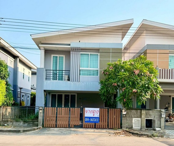 ขายหมู่บ้าน เดอะ แกรนด์ ไทยสมบูรณ์  คลอง3 (ถนนเมน ติดประตูทางออกด้านหลังโครงการ)#รายละเอียดเพิ่มเติม - เป็นบ้านแฝด 2 ชั้น   - พื้นที่ 42.2 ตร.ว. - ขนาด 3 ห้องนอน 3 ห้องน้ำ 2 จอดรถ บ้านสวยพร้อมเข้าอยู่   บิ้วอินแล้ว ทำเลดี ติดถนนเมน สามารถทำธุรกิจได้  - หน้าบ้านหันทางทิศเหนือ บ้านเลขที่ 89/177   #พิกัดตำแหน่ง -หมู่บ้านเดอะแกรนด์ไทยสมบูรณ์ รังสิต-คลอง3-ตำบล คลองสาม    -อำเภอ คลองหลวง  -�