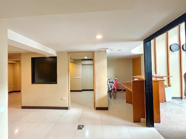 ห้องใต้โรงแรม ชั้นเดียว  Airbnb 2-3นอน 1ห้องน้ำ ใกล้ MRTรามคำแหง 20ม. และเดอะมอลล์ รามคำแหง 200 ม. พื้นที่ใช้สอย 60 ตร.ม. 1981 Soul & Sold Hotel basement  20m. from MRT Ramkhamhaeng and 200 m. GF commercial Space or Airbnb 2-3beds 1bath located only from The Mall Ramkhamhaeng, with 60 sq.m. usable area.ถนนรามคำแหง 6–16 แขวงหัวหมาก เขตบางกะปิ กรุงเทพมหานครขนาด 15 ตร.ว. พื้นที่ใช้สอย 60 ตร.ม.Land size 15 sq.wa. with 60 sq.m. usable areaอาคารพาณิชย์ชั้นเดียวในทำเลศักยภาพสูง ย่านรามคำแหง ติดถนนใหญ่ ใกล้เดอะมอลล์ รามคำแหงและ MR
