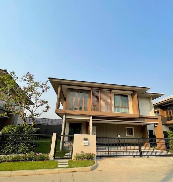 BH4004 ให้เช่าบ้านหรู บุราสิริ กรุงเทพกรีฑา ใกล้โรงเรียนนานาชาติ ไบรท์ตัน เวลลิงตัน พร้อมอยู่ติดต่อ Agent คุณบัว (Bua)Tel: 093-646-4597 LINE ID: Bua093 ราคาเช่า 150000 บาทต่อเดือนรายละเอียดให้เช่าบ้านเดี่ยวระดับพรีเมียมในโครงการบุราสิริ กรุงเทพกรีฑา ทำเลศักยภาพสูง โซนกรุงเทพกรีฑา รายล้อมด้วยโรงเรียนนานาชาติชั้นนำ เหมาะสำหรับครอบครัวที่ต้องการคุณภาพชีวิตที่ดี ใกล้โรงเรียน ใกล้เมือ�