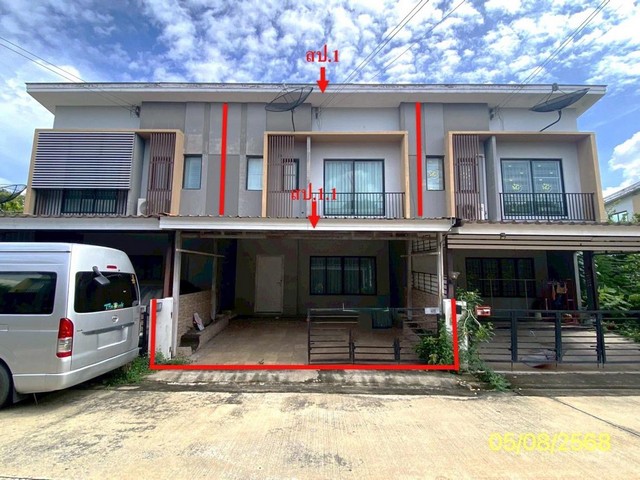   ขาย บ้านเดี่ยว/ทาวน์เฮ้าส์/คอนโด โครงการ เดอะคอนเนค สุวรรณภูมิ 2 ถนน กิ่งแก้ว ตำบล ราชาเทวะ อำเภอ บางพลี จังหวัด สมุทรปราการ  ราคาโปรโมชั่น   1,776,000   บาท    ลดจาก   2,350,000    บาท ราคาโปรโมชั่นตั้งแต่วันที่ 1 เมษายน 2569 – 30 มิถุนายน 2569  รายละเอียดทรัพย์ -  เนื้อที่ 21.00 ตร.ว. พื้นที่ใช้สอย 131.10 ตร.ม. -  3 ห้องนอน 2 ห้องน้ำ  -  1 ที่จอดรถ  -  บ้านหันไปทางทิศ ใต้  พิกัดทรัพย์ : https://maps.app.goo.gl/2sWrbYGP7c35kp8i7  สถานที่ใก�