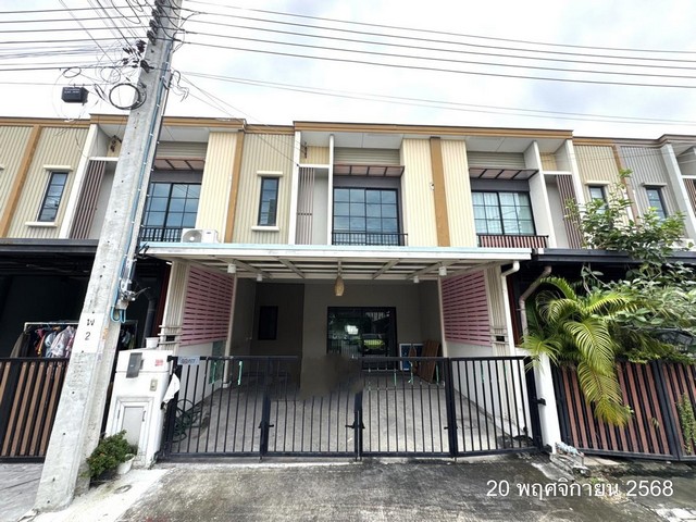   ขาย บ้านเดี่ยว/ทาวน์เฮ้าส์/คอนโด โครงการ เดอะคอนเนค สุวรรณภูมิ 4ถนน กิ่งแก้ว ตำบล ราชาเทวะ อำเภอ บางพลี จังหวัด สมุทรปราการ  ราคาโปรโมชั่น   2,032,000   บาท    ลดจาก   2,600,000    บาท ราคาโปรโมชั่นตั้งแต่วันที่ 1 เมษายน 2569 – 30 มิถุนายน 2569  รายละเอียดทรัพย์ -  เนื้อที่20.70 ตร.ว.  พื้นที่ใช้สอย131.10 ตร.ม. -  2 ห้องนอน 2 ห้องน้ำ  -  1 ที่จอดรถ  -  บ้านหันไปทางทิศตะวันออกเฉียงเหนือ  พิกัดทรัพย์ : https://maps.app.goo.gl/kK6gWQ
