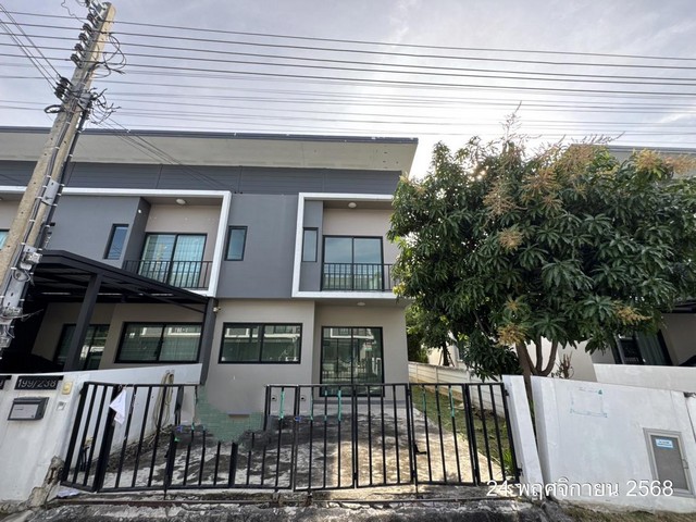   ขาย บ้านเดี่ยว/ทาวน์เฮ้าส์/คอนโด โครงการ เดอะคัลเลอร์ส บางนา-วงแหวน 2ถนน บางนา-ตราด ตำบล บางพลีใหญ่ อำเภอ บางพลี จังหวัด สมุทรปราการ  ราคาโปรโมชั่น   2,347,000   บาท    ลดจาก   3,150,000    บาท ราคาโปรโมชั่นตั้งแต่วันที่ 1 เมษายน 2569 – 30 มิถุนายน 2569  รายละเอียดทรัพย์ -  เนื้อที่ 28.50 ตร.ว. พื้นที่ใช้สอย 85.50 ตร.ม. -  3 ห้องนอน 2 ห้องน้ำ  -  1 ที่จอดรถ  -  บ้านหันไปทางทิศ ตะวันออกเฉียงเหนือ  พิกัดทรัพย์ : https: