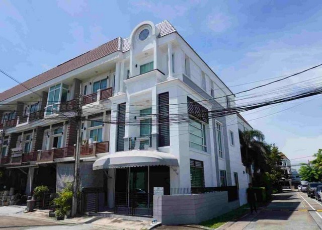    ขาย โฮมออฟฟิศ 3 ชั้น โครงการ พรีเมียม เพลส นวมินทร์ หลังริม   แขวงคลอง กุ่มเขตบึงกุ่ม กรุงเทพฯ  ราคา  5,950,000  บาท  (ราคาต่อรองได้)  รายละเอียดทรัพย์ -  เนื้อที่ 22.2 ตร.ว.  พื้นที่ใช้สอย 207 ตร.ม. -  3 ห้องนอน 4 ห้องน้ำ   -  ที่จอดรถ 2 คัน -  บ้านหันไปทางทิศ ตะวันตกเฉียงใต้  พิกัดทรัพย์ : https://maps.app.goo.gl/yRkZn96UyNkLpK4k9  สถานที่ใกล้เคียง   -  MaxValu นวมินทร์  2.8 กม. -  โรงพยาบาลพญาไท นวมินทร์  3.8 กม. -  โรงเรียนเลิศหล้า  3.2 �