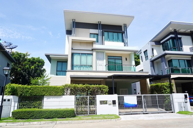    ขายบ้านเดี่ยว 3 ชั้น โครงการ นาราสิริ โทเพียรี่ นวมินทร์ แต่งใหม่ พร้อมอยู่    ถ.นวมินทร์ เขตเขตบึงกุ่ม กรุงเทพมหานคร  ราคา  22,500,000   บาท  (ราคาต่อรองได้)  รายละเอียดทรัพย์ -  เนื้อที่ 84 ตร.ว.  พื้นที่ใช้สอย 281 ตร.ม. -  4 ห้องนอน 5 ห้องน้ำ   -  ที่จอดรถ 2 คัน -  บ้านหันไปทางทิศ ตะวันออก  พิกัดทรัพย์ : https://maps.app.goo.gl/3uyrCwoy6pxYz2B48  สถานที่ใกล้เคียง   -  Fashion Island  6.8 กม. -  รถไฟฟ้าสายสีชมพู สถานีคู้บอน  4 กม. -  โรงพย�