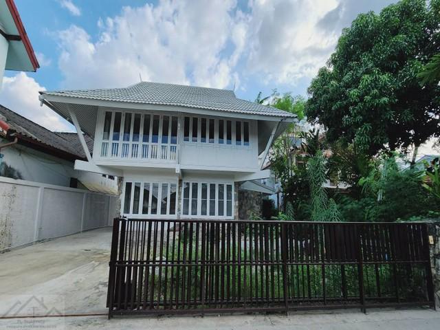  ให้เช่าบ้าน 2 หลังเชื่อมกัน 97 ตรว. 4 ห้องนอน รีโนเวทเสร็จใหม่ บ้านทรงสวย เนื้อที่กว้าง นวมินทร์ 40ติดต่อ:: ชยา โทร/ID Line:: 0942823961Link Line:: https://line.me/ti/p/3xFA1An8Kcรหัส# T26-599บ้านเดี่ยว 2 หลังเชื่อมกัน บ้านทรงสวย เนื้อที่กว้าง นวมินทร์ 40• เนื้อที่ 97 ตรว.• พื้นที่ใช้สอย 180 ตรม.• 4 ห้องนอน• 4 ห้องน้ำ• ห้องเก็บของอีก 3 ห้อง• จอดรถหลายคัน หน้าบ้าน 2 ในบ้าน 2 + 2• แอร์ใหม่ 3 เครื่อง• อยู่ในหมู่บ้านเก่าเงียบสงบ 
