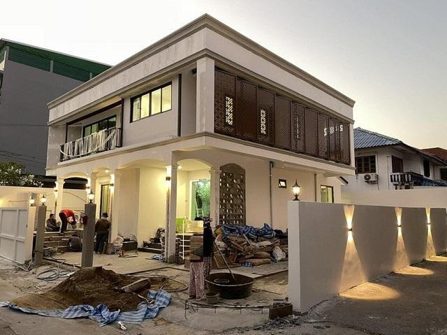 ขายบ้านเดี่ยว หลังมุม ย่านนวมินทร์ บ้านใหม่ทั้งหลังสวยพร้อมเข้าอยู่ บ้านสไตล์ Modern Craftmanshipติดต่อ คุณปอ : 061 619 8565ID line: 061 619 8565แอดไลน์กดที่ลิงค์นี้ได้เลยครับ : https://line.me/ti/p/zu0mm-ozFXติดต่อ คุณบิว : 081 252 3279 ID line: 061 787 9691แอดไลน์กดที่ลิงค์นี้ได้เลยครับ : https://line.me/ti/p/SR5Ehdv_q-** รหัส BT118ราคา 9,850,000 บาท- บ้านเดี่ยว หลังมุม - บ้านสไตล์ Modern Craftmanship- ขนาดบ้าน 66 ตร.วา- พื้นที่ใช้สอย 350 ตร.ม.- 3 ห้องนอน 3 ห้องน้ำ- 6 ที่จอดรถ- โปร่งโล่ง D