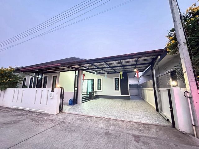 โซนท่าวังตาล #สารภี บ้านสวย ราคาดี เพียง 2.65 ล้าน บ้านเดี่ยวชั้นเดียว ฟังก์ชันครบ ตอบโจทย์ครอบครัว อยู่สบาย ทำเลดี เดินทางสะดวก ใกล้เมืองเชียงใหม่ #หิ้วกระเป๋าพร้อมอยู่ทันทีรายละเอียดบ้าน▪️ พื้นที่ดิน 51 ตร.ว.▪️ พื้นที่ใช้สอย 120 ตร.ม.▪️ 3 ห้องนอน 2 ห้องน้ำ▪️ ที่จอดรถ 2 คันบรรยากาศน่าอยู่เงียบสงบ เป็นส่วนตัว ใกล้เมืองเชียงใหม่เหมาะทั้งอยู่อาศัยเอง หรือซื้อปล่อยเ�