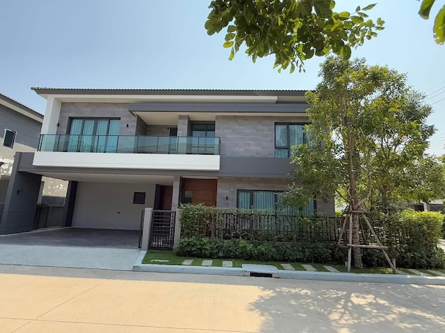 BH3994 ให้เช่าบ้านหรู The City วัชรพล บ้านเดี่ยวโครงการใหม่ ใกล้ทางด่วนสุขาภิบาล 5 เพียง 1 นาที แต่งครบ พร้อมอยู่ติดต่อ Agent คุณบัว (Bua)Tel: 093-646-4597 LINE ID: Bua093ราคาเช่า 150,000 บาทต่อเดือนบ้านเดี่ยวระดับ Luxury ทำเลวัชรพล รามอินทรา โครงการใหม่ ติดถนนหลัก ไม่ต้องเข้าซอย เดินทางสะดวก ใกล้ทางด่วน เหมาะสำหรับครอบครัวและผู้บริหารรายละเอียดทรัพย์บ้านเดี่ยว 2 ชั้น แบบบ้าน Emerald4 ห้องนอน 5 ห้องน้ำ2 ห้อ�