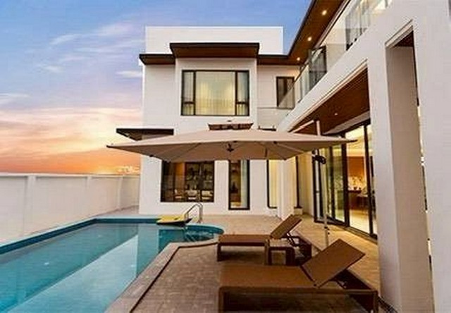 ให้เช่า 150,000 บาท/เดือน ขาย 32.8 ล้าน บ้านหรูดีไซน์โมเดิร์น พร้อมสระว่ายน้ำส่วนตัวระดับพรีเมียม ยกระดับการอยู่อาศัย…สู่ชีวิตที่เหนือกว่าในทุกมิติที่ดิน 126 ตร.วาพื้นที่ใช้สอย 637 ตร.ม.5 ห้องนอน | 6 ห้องน้ำบ้านหรูขนาดใหญ่ ดีไซน์ทันสมัย พื้นที่กว้างขวาง โปร่ง โล่ง รองรับการอยู่อาศัยของครอบครัวใหญ่ได้อย่างสมบูรณ์แบบ พร้อมความเป็นส่วนตัวและฟังก์ชันครบครันราคาขาย 32.8 