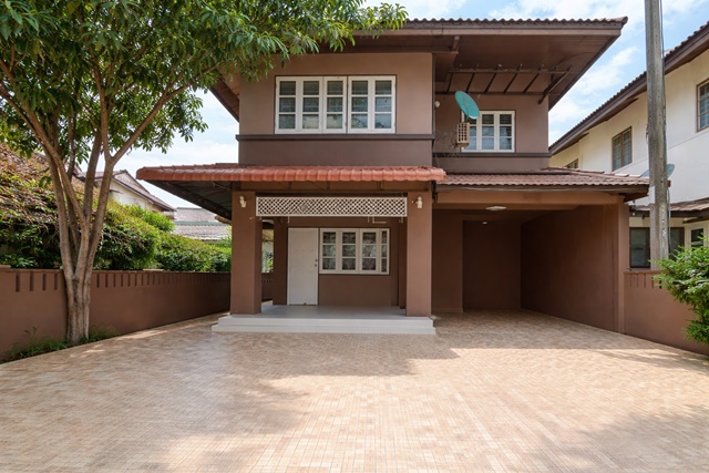 บ้านเดี่ยว สภาพดี 2 นอน 3 น้ำ ใกล้รร.โชคชัย รังสิต 800 ม. 2 ชั้น 45 ตร.ว. 180 ตร.ม. 13,999 B-M.รังสิต-นครนายก58-68 คลอง 2  ดรีมเวิลด์ 1.57กม. ทำเลรังสิตคลอง 2 บรรยากาศดี  เหมาะอยู่อาศัย หรือทำออฟฟิศ มีพื้นที่รอบบ้าน และที่จอดรถ ใกล้ตลาด ดีดี มาร์เช่ 900 ม. เดินทางสะดวก ใกล้ถนนหลัก และมีรถสาธารณะผ่านหน้าหมู่บ้านRangsit-Nakhon Nayok 58-68 Khlong2 Dream World 1.57 km. Detached house in good condition 2 bed 3 bath near Chokchai School Rangsit 800 m. 2 stories 45 sq.wa. 180 sq.m. 13,999 B-M located in Rangsit Klong 2 area good atmosphere s