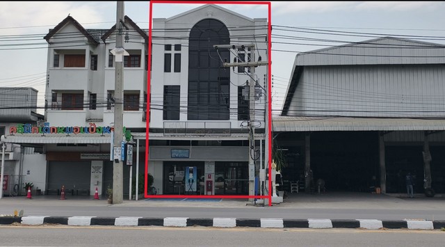 อาคารพาณิชย์ 3 ชั้นครึ่ง 2 คูหา ทำเลติดถนนใหญ่ เหมาะสำหรับธุรกิจหลากหลาย ทั้งคลินิก ออฟฟิศ ร้านค้า หรือร้านอาหาร ค่าเช่า12,000 บาท/เดือน (เฉพาะชั้นล่าง + ชั้นลอย)18,000 บาท/เดือน (เช่าทั้งอาคาร)รายละเอียดทรัพย์อาคารพาณิชย์ 2 คูหาพื้นที่โฉนด 50 ตารางวาพื้นที่ใช้สอยรวมประมาณ 520 ตารางเมตรหน้ากว้าง 8 เมตร ลึก 13 เมตรพื้นที่ภายในอาคาร ชั้นล่างพื้นที่ประมาณ 96 ตร.ม.โถงกว้าง รองรั�