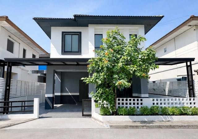 ขาย บ้านเดี่ยว 2 ชั้น หมู่บ้าน บ้านพร้อมพัฒน์ 1 ปัญญาอินทรา ซอยทหัยราษฎร์ 39 ใกล้ โรงเรียนสาธิตพัฒนาติดต่อ คุณปอ : 061 619 8565ID line: 061 619 8565แอดไลน์กดที่ลิงค์นี้ได้เลยครับ : https://line.me/ti/p/zu0mm-ozFXติดต่อ คุณบิว : 081 252 3279 ID line: 061 787 9691แอดไลน์กดที่ลิงค์นี้ได้เลยครับ : https://line.me/ti/p/SR5Ehdv_q-** รหัส BT125ราคา 3,790,000 บาท ฟรีโอนหมู่บ้าน บ้านพร้อมพัฒน์ 1 (Baan Phromphat 1 Ramintra)- เนื้อที่ดิน 35 ตร.ว- 3 ห้องนอน (1 Master bedroom และ 2 ห้องนอน)- 2 ห้องน้ำ (ชั้น 1 