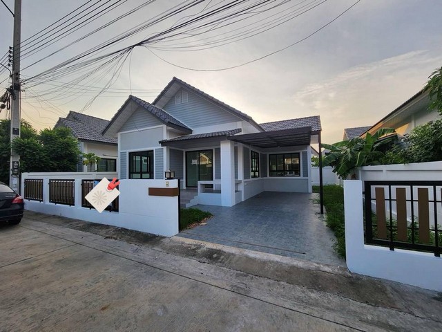 ขายบ้านเดี่ยว​ 1 ชั้น​ โซนแยกมาบโป่ง​ หนองหงษ์ ทำเลดี​  เดินทางสะดวก  ใกล้นิคมอมตะนคร​ แยกมาบโป่งโทร. 095-196-4242 (คุณจุ๊)Line ID : jll689WhatsApp : wa.me/66951964242FB page : https://www.facebook.com/ChulaluckHomeliving/ที่ตั้ง​ : นาราวิลล์ ต.หนองหงษ์ อ.พานทอง จ.ชลบุรีรายละเอียด- พื้นที่ 51 ตารางวา- 2 ห้องนอน 2 ห้องน้ำ- 1 ห้องโถง 1 ห้องครัวสถานที่ใกล้เคียง- ใกล้นิคมอมตะนคร- ใกล้ถนนศุขประยูร​- เดินทางสะดวก เข้าออกได้หลายทางราคาขาย 2.59 ล้านบ