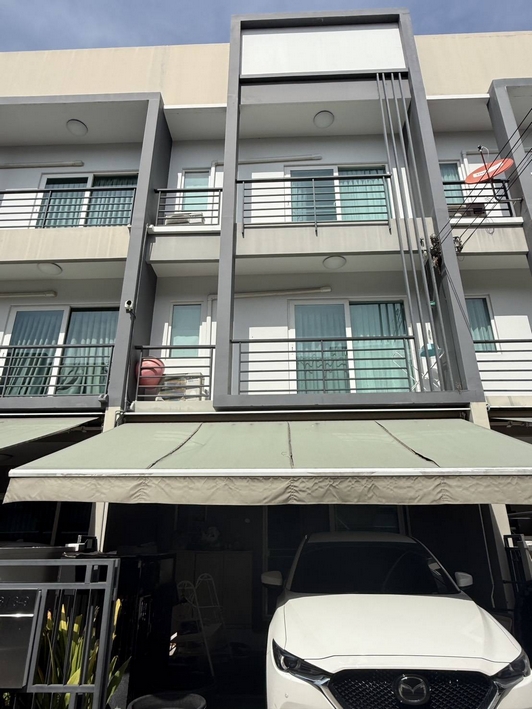 ขายทาวน์โฮม บ้านกลางเมือง สวนหลวง 3 ชั้น 3 ห้องนอน ตกแต่งสวย เฉลิมพระเกียรติ ซอย 28 ใกล้ MRT ศรีอุดม เมกาบางนา   รายละเอียด (B1-0217)- ทาวน์โฮม 3 ชั้น ขนาด 20 ตรว. พื้นที่ใช้สอย 175 ตรม. 3 ห้องนอน 3  ห้องน้ำ - เฟอร์บิ้วอินครบ ชั้นล่างพื้นกระเบื้อง - หน้าบ้านทิศใต้ มีหลังคาที่จอดรถ หน้ากว้าง 5 เมตร- เข้าจากหน้าหมู่บ้าน เพียง 400 เมตร เท่านั้น***ราคาขาย 4,200,000 บาท เท่านั้น  สนใจติดต่อสอบถามหรือ