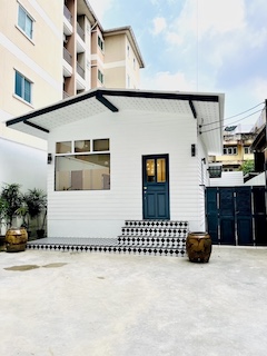 BH4024 ให้เช่าบ้าน สาทร ใกล้ BTS สุรศักดิ์ บ้านสร้างใหม่ ทำเลเงียบ ใจกลางเมือง เหมาะทำออฟฟิศ คาเฟ่ หรืออยู่อาศัยติดต่อ Agent คุณบัว (Bua)Tel: 093-646-4597 LINE ID: Bua093ราคาเช่า 45,000 บาทต่อเดือนให้เช่าบ้านสร้างใหม่ในซอยสาทร 17 ทำเลศักยภาพใจกลางสาทร ใกล้ BTS สายสีลม สถานี สถานีสุรศักดิ์ เพียง 2 นาที เหมาะสำหรับธุรกิจขนาดเล็ก โฮสเทล คาเฟ่ หรืออยู่อาศัยในเมืองรายละเอียดทรัพย์พื้นที่ 38 ตารางวาหน�