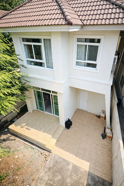 โรงเรียนนานาชาติ RIS 2.8 กม. 18,999 B-M ซอยมิสทีน ใกล้ MRTราษฎร์พัฒนา 1.4กม. 3แอร์  บ้านเดี่ยว 2 ชั้น 3นอน รพ.รามคำแหง 2 1 กม. 2น้ำ  40 ตร.ว.  200 ตร.ม. RIS International School.2.8 km  Soi Mistine, near MRT Rat Phatthana (1.4 km). 3A/C 2-story detached house 3beds 2baths 40sq.wa.200 sq.m. 1km from Ramkhamhaeng 2 Hospital 2baths 40sq.wa. 160sq.m. 18,999 B-Mทำเลที่ตั้ง: ถนนราษฎร์พัฒนา (ซอยมีสทีน) แขวงราษฎร์พัฒนา เขตสะพานสูง กรุงเทพมหานครขนาดที่ดิน: 40 ตารางวา (160 ตร.ม.)พื้นที่ใช้สอย: 200 ตารางเมตรฟังก์ชันบ้าน: 3 ห้องนอน (ชั้นบน) | 2 ห้อ